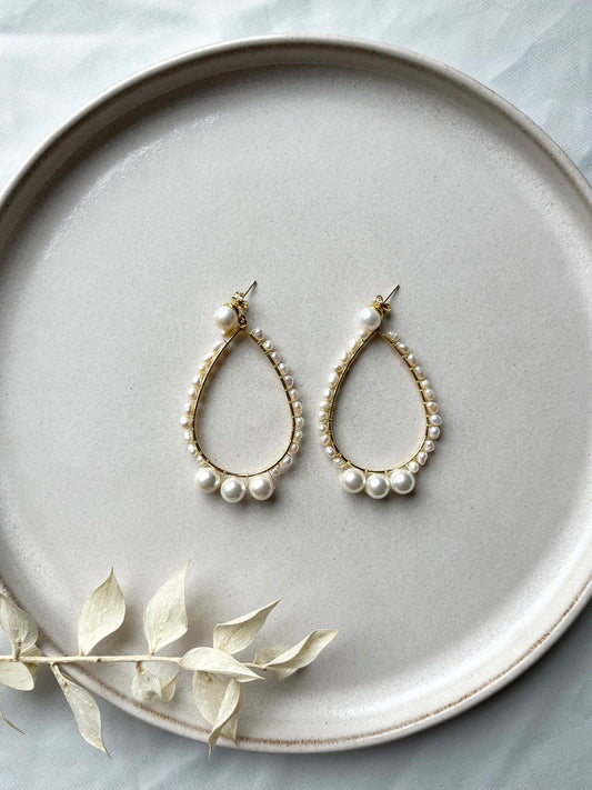 Statement Perlenohrringe für die Braut – Eleganter Tropfenschmuck mit vergoldetem Edelstahlstecker