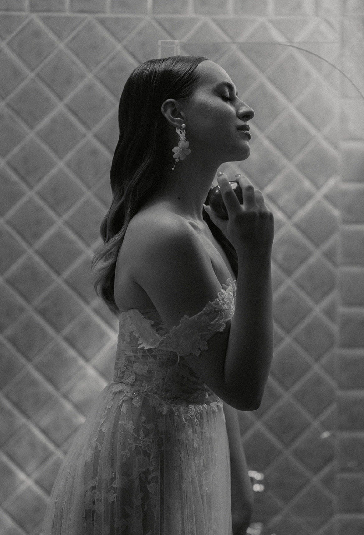 Braut Ohrringe mit weißen Blüten – Handgefertigte Statement-Ohrringe mit Seidenblüten & Perlen | Edelstahl Ohrstecker für Hochzeiten