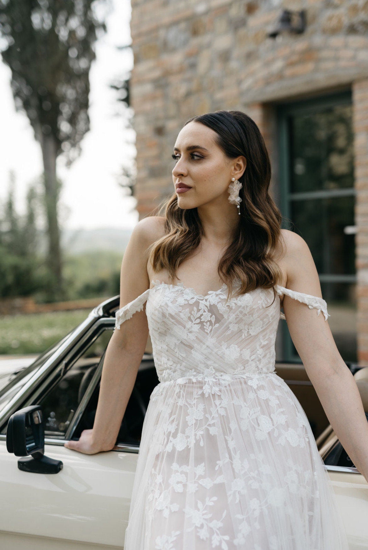 Braut Ohrringe mit weißen Blüten – Handgefertigte Statement-Ohrringe mit Seidenblüten & Perlen | Edelstahl Ohrstecker für Hochzeiten