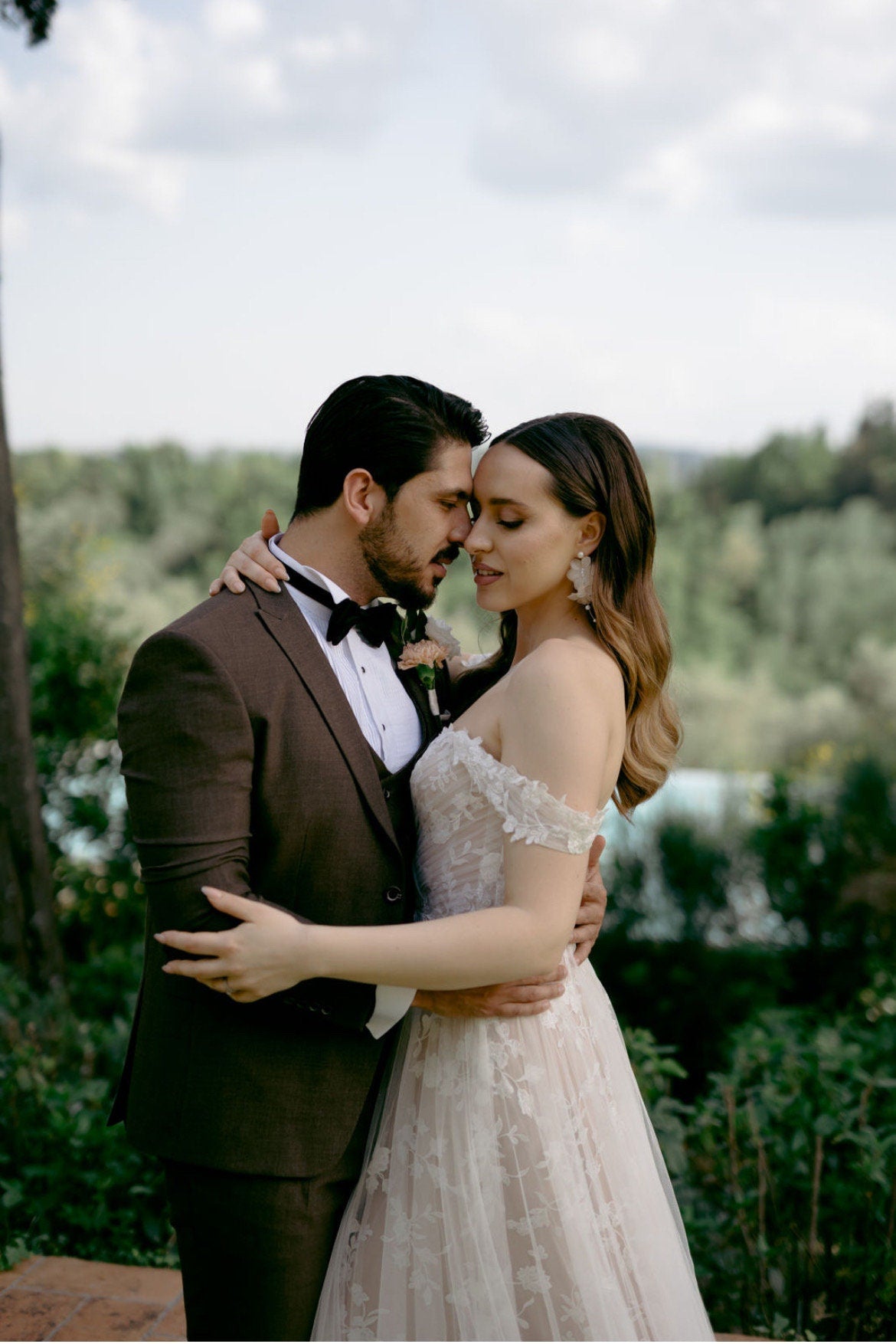 Braut Ohrringe mit weißen Blüten – Handgefertigte Statement-Ohrringe mit Seidenblüten & Perlen | Edelstahl Ohrstecker für Hochzeiten
