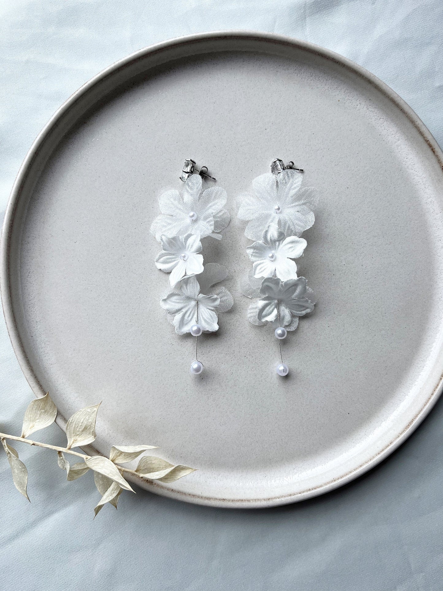 Braut Ohrringe mit weißen Blüten – Handgefertigte Statement-Ohrringe mit Seidenblüten & Perlen | Edelstahl Ohrstecker für Hochzeiten