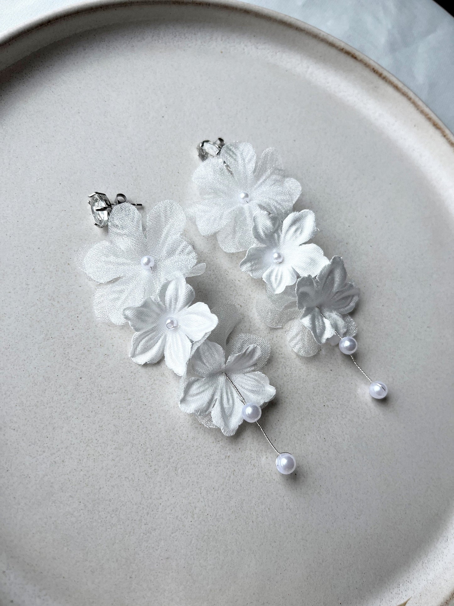 Braut Ohrringe mit weißen Blüten – Handgefertigte Statement-Ohrringe mit Seidenblüten & Perlen | Edelstahl Ohrstecker für Hochzeiten