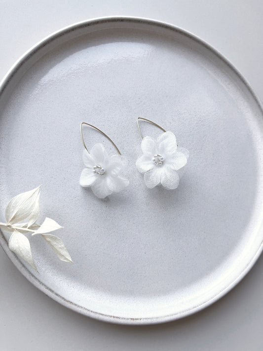 Blumige Brautohrringe mit Chiffonblüten & Süßwasserperle – Floraler Statement Brautschmuck zur Hochzeit mit Edelstahl Ohrhaken