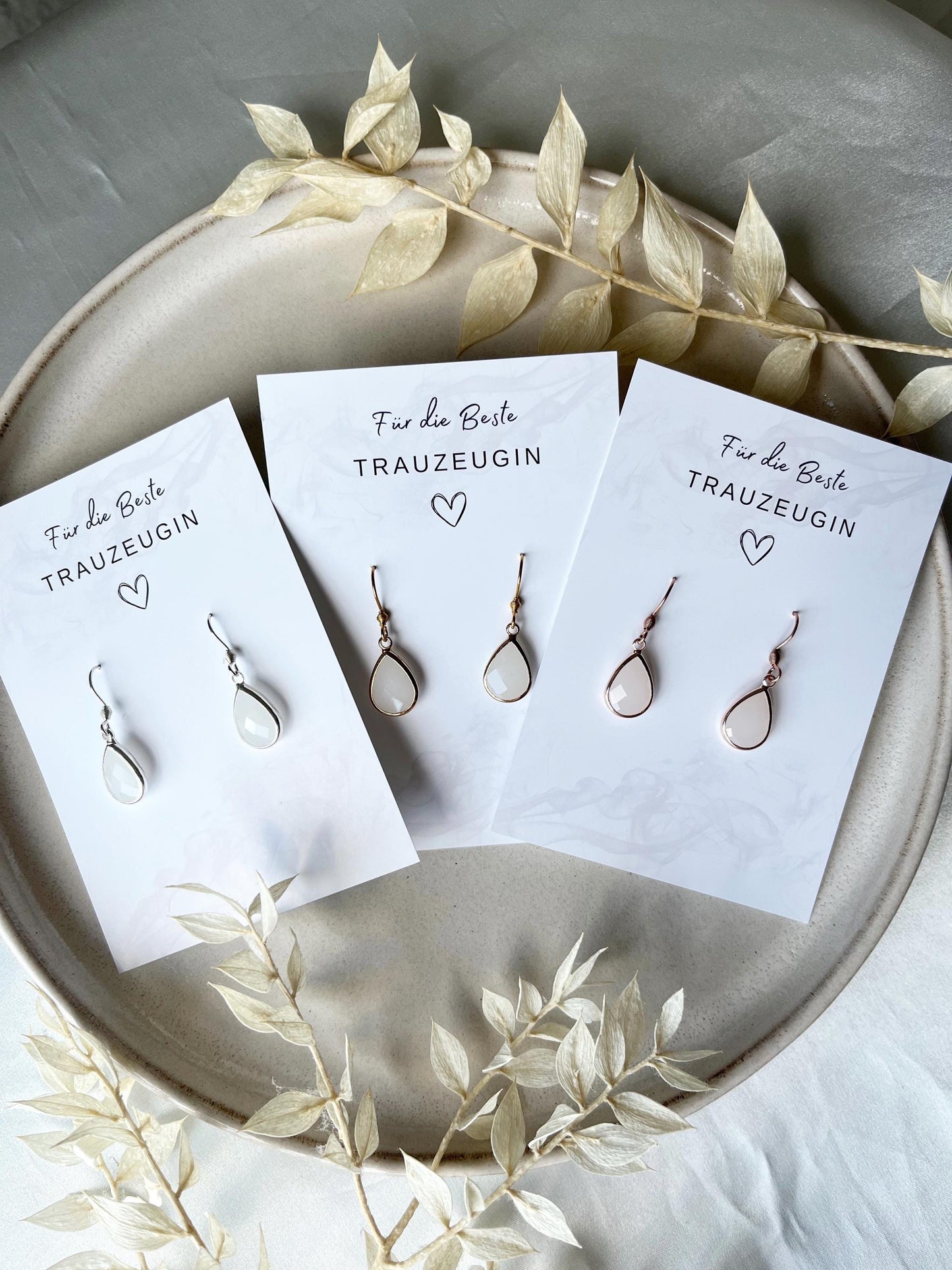 Kleine Tropfenohrringe Geschenk Trauzeugin – Handgefertigte Ohrringe aus Edelstahl mit Glastropfen | In Gold, Silber oder Roségold