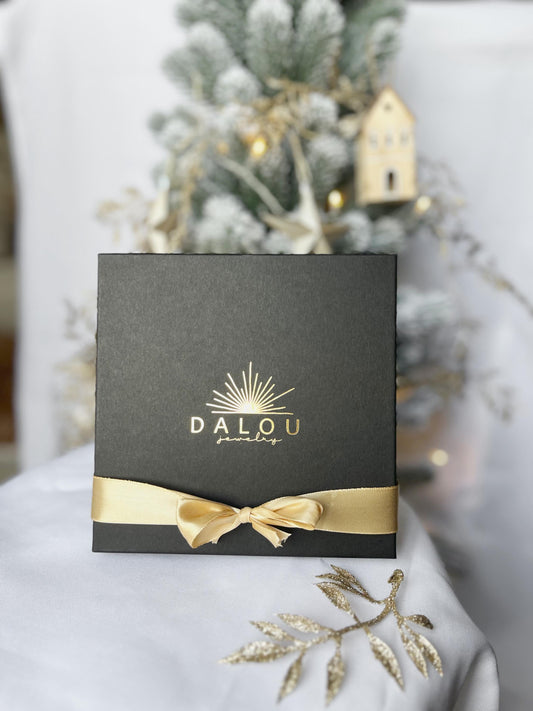 Exklusiver Adventskalender 2024 mit 4 Türen - 5 handgefertigte Schmuckstücke in Gold oder Silber – das perfekte Geschenk für die festliche Zeit