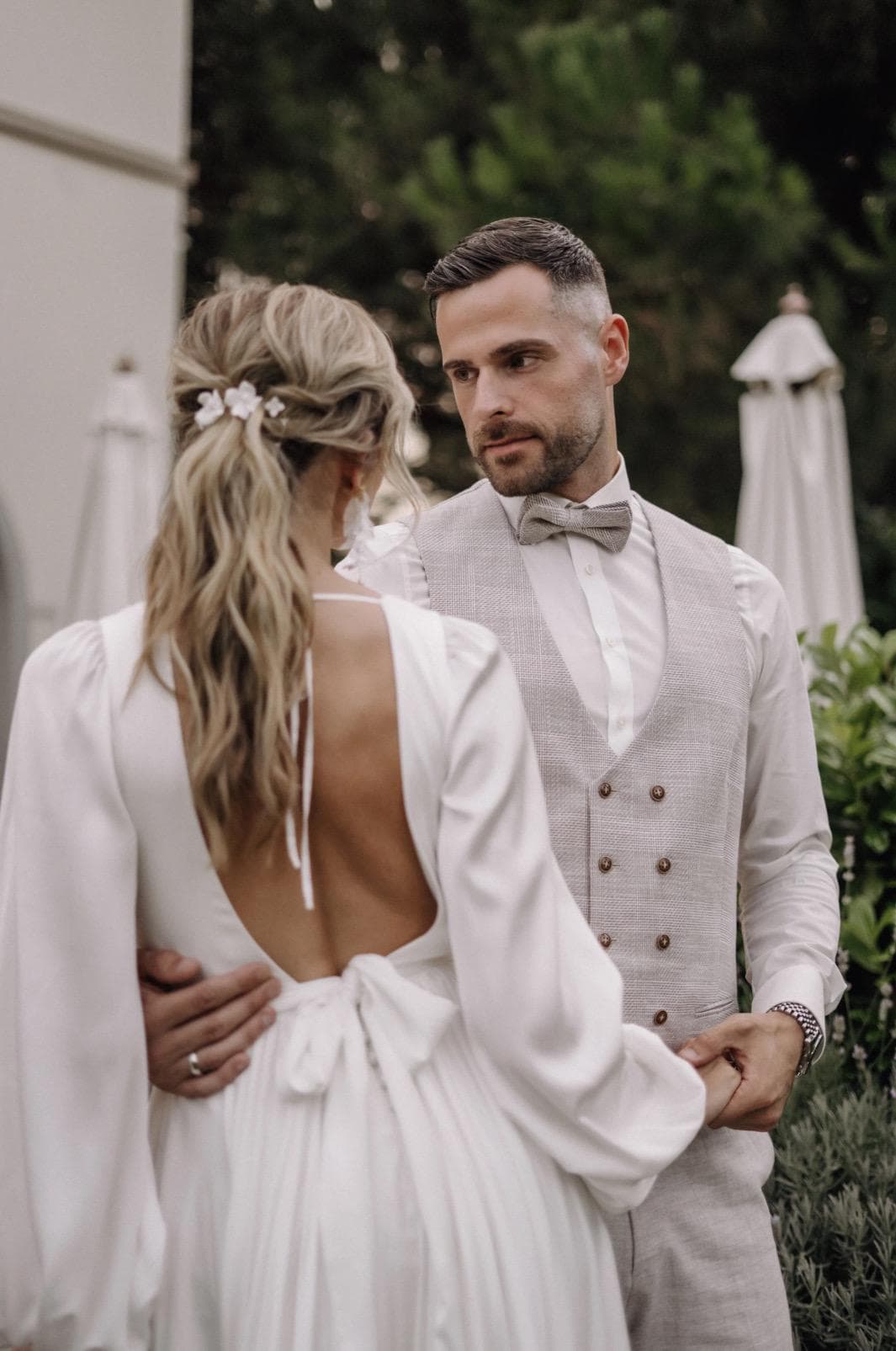 Braut Haarschmuck floral – Handgefertigter Haardraht mit Keramikblüten & Glaskristallen in Gold, Silber oder Roségold