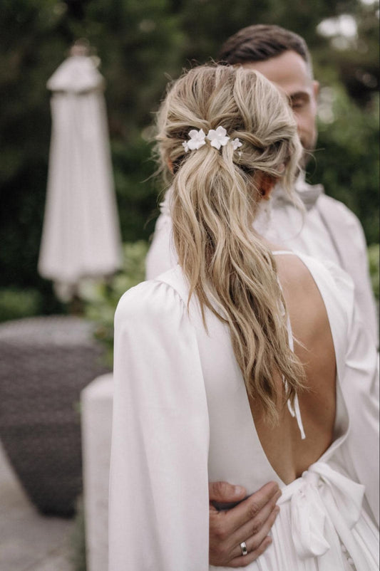 Braut Haarschmuck floral – Handgefertigter Haardraht mit Keramikblüten & Glaskristallen in Gold, Silber oder Roségold