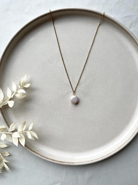 Minimalistische Halskette mit echter Süßwasserperle – Zarte Perlenkette in Gold oder Silber | Auch als Rückenkette erhältlich