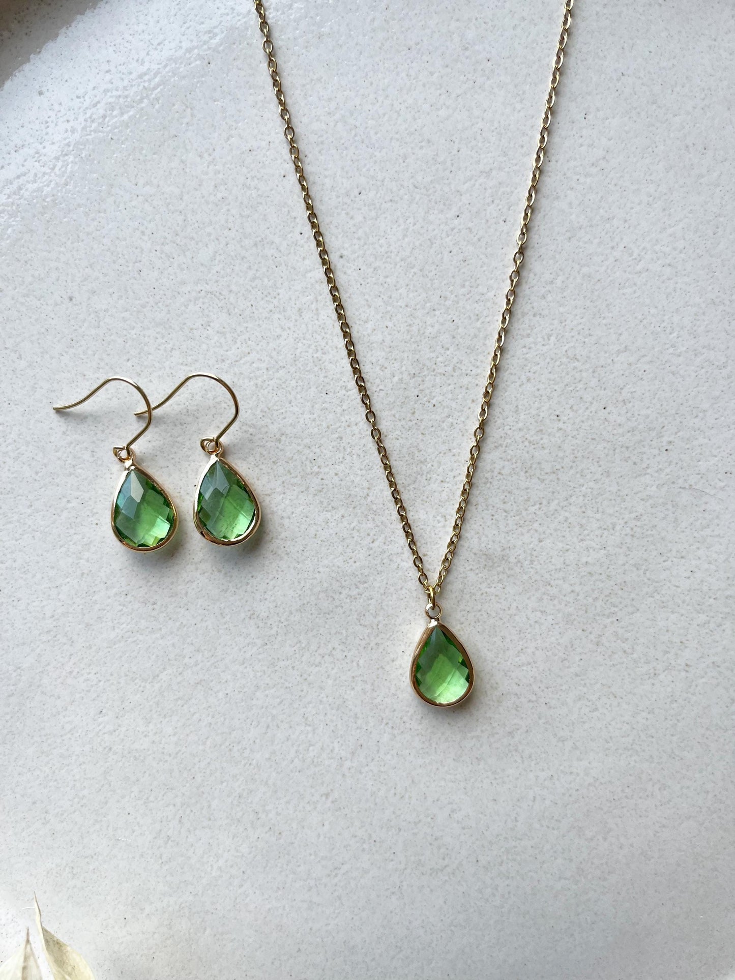 Schmuckset mit grünen Tropfenanhängern – Kette & Ohrringe aus vergoldetem Edelstahl | Handgefertigt