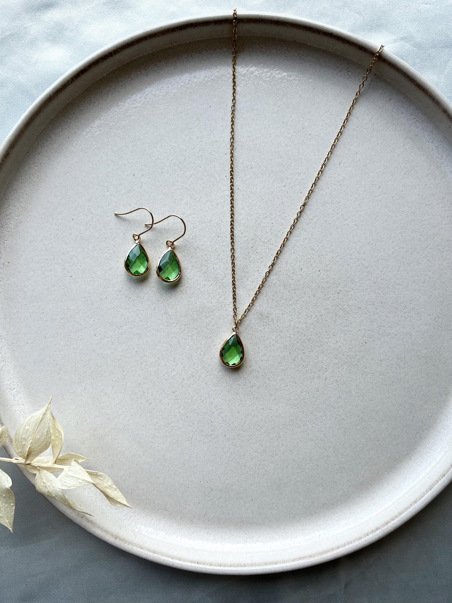 Schmuckset mit grünen Tropfenanhängern – Kette & Ohrringe aus vergoldetem Edelstahl | Handgefertigt