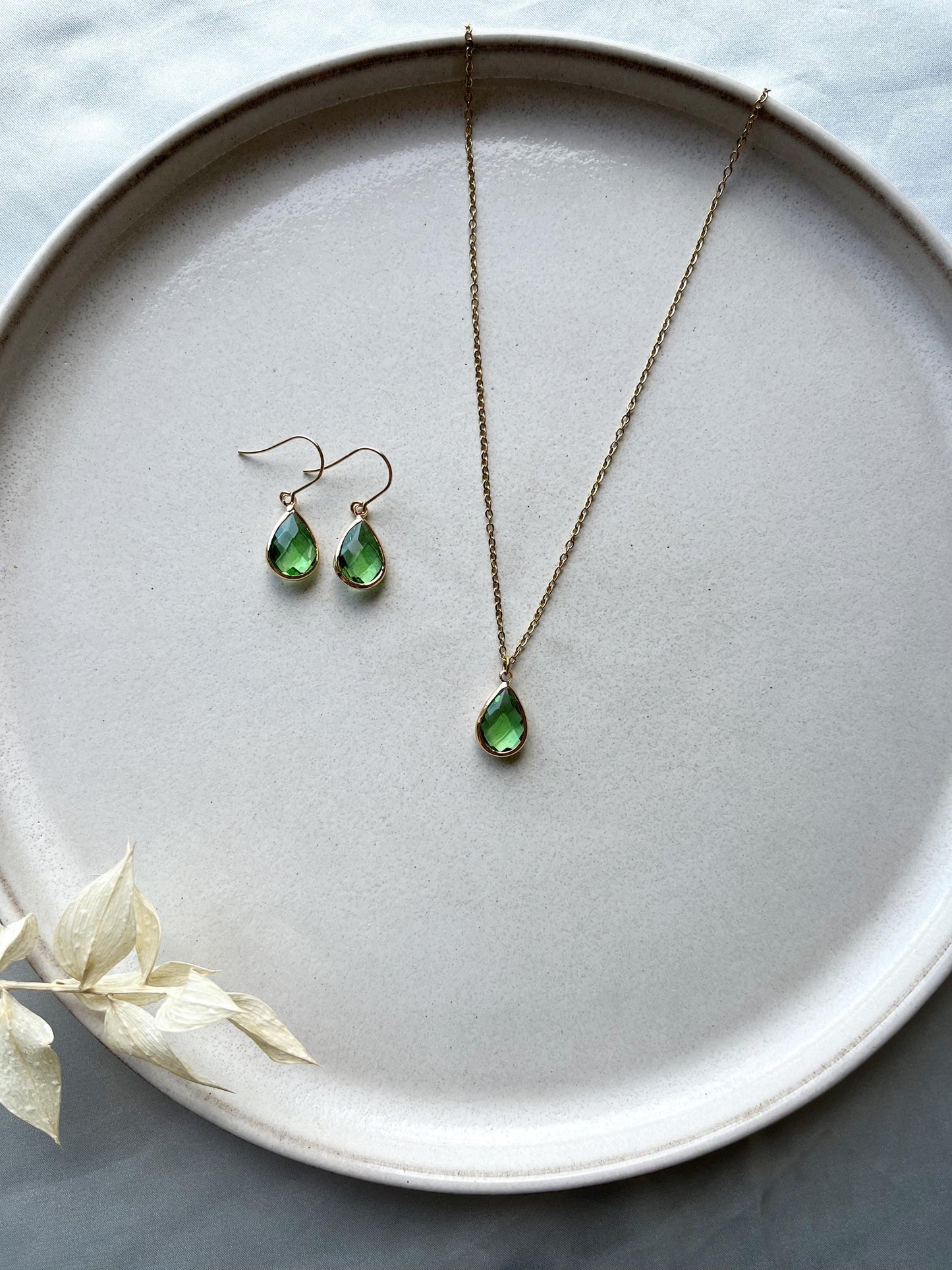 Schmuckset mit grünen Tropfenanhängern – Kette & Ohrringe aus vergoldetem Edelstahl | Handgefertigt