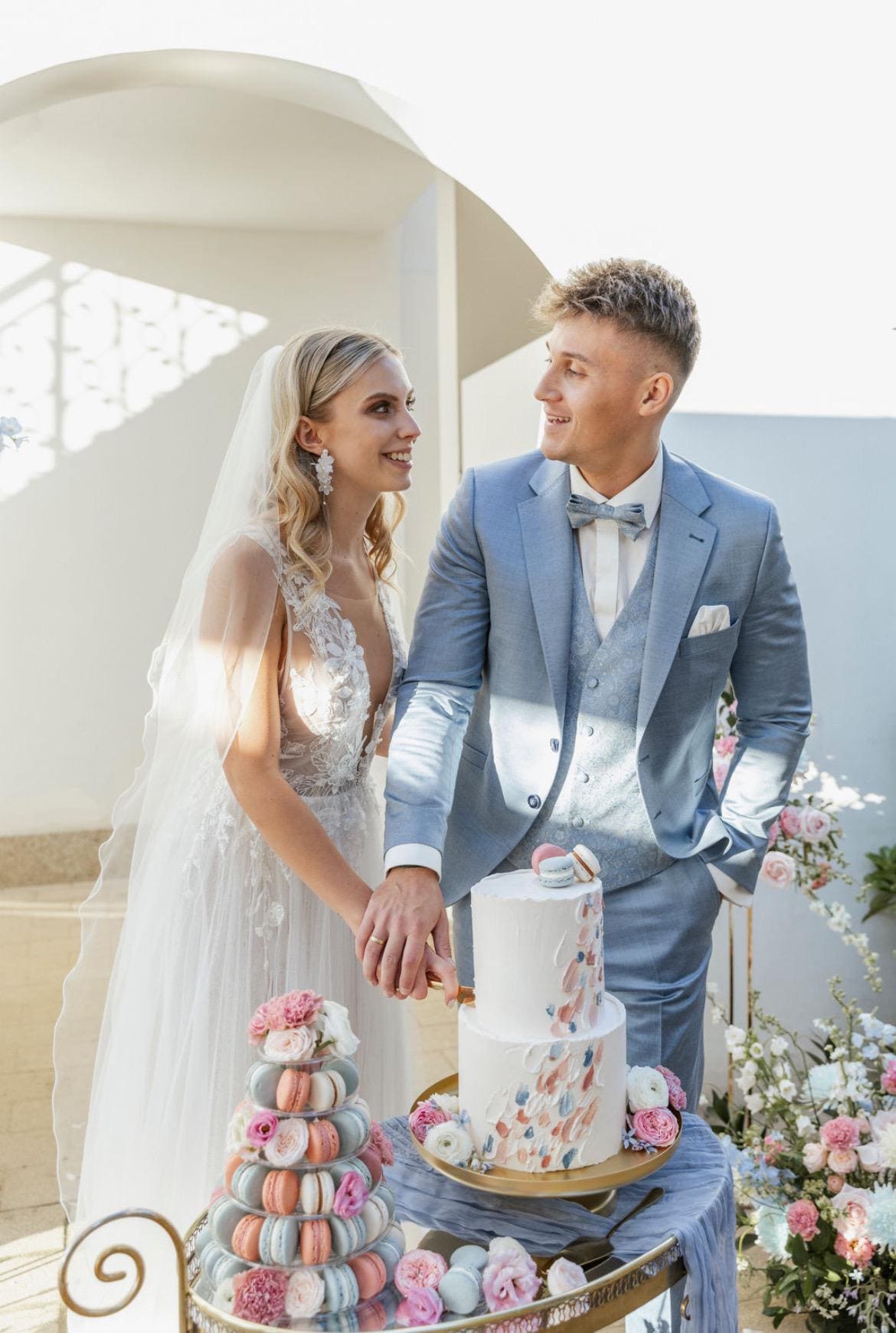 Florale Brautohrringe mit Seidenblüten & Süßwasserperlen – handgefertigt & vergoldet
