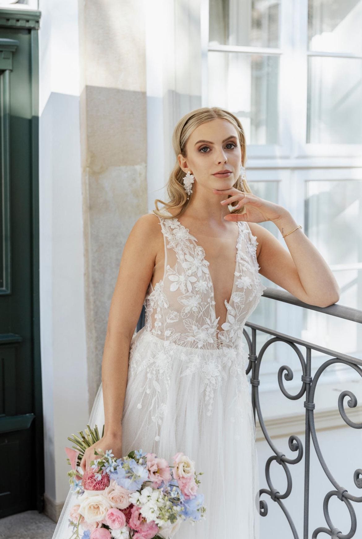 Florale Brautohrringe mit Seidenblüten & Süßwasserperlen – handgefertigt & vergoldet