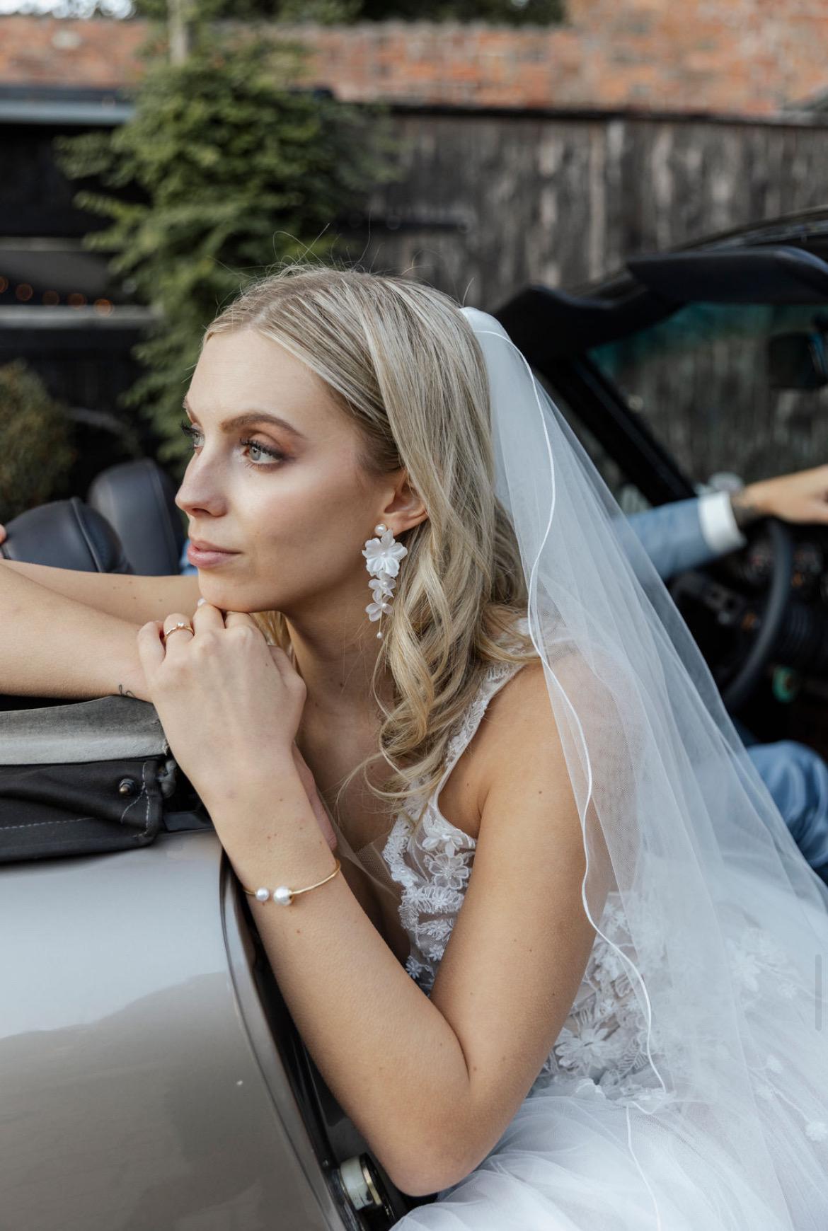 Florale Brautohrringe mit Seidenblüten & Süßwasserperlen – handgefertigt & vergoldet