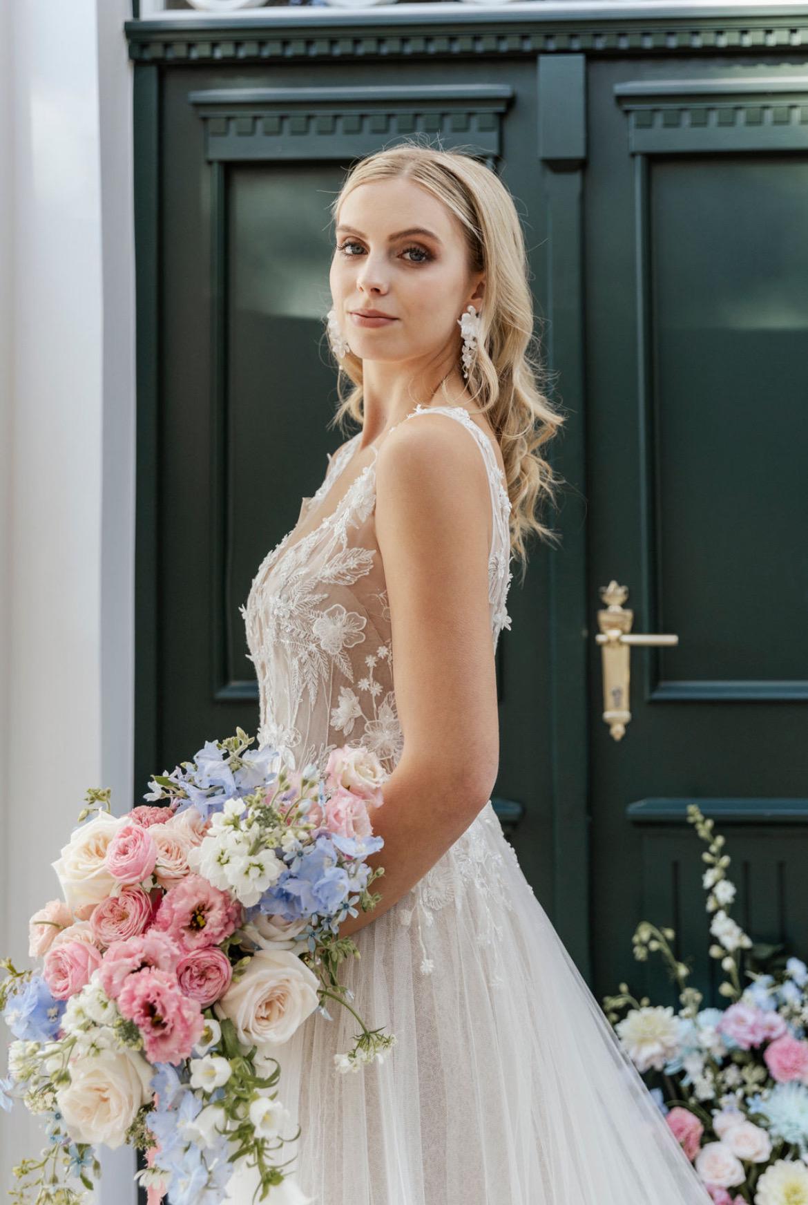 Florale Brautohrringe mit Seidenblüten & Süßwasserperlen – handgefertigt & vergoldet
