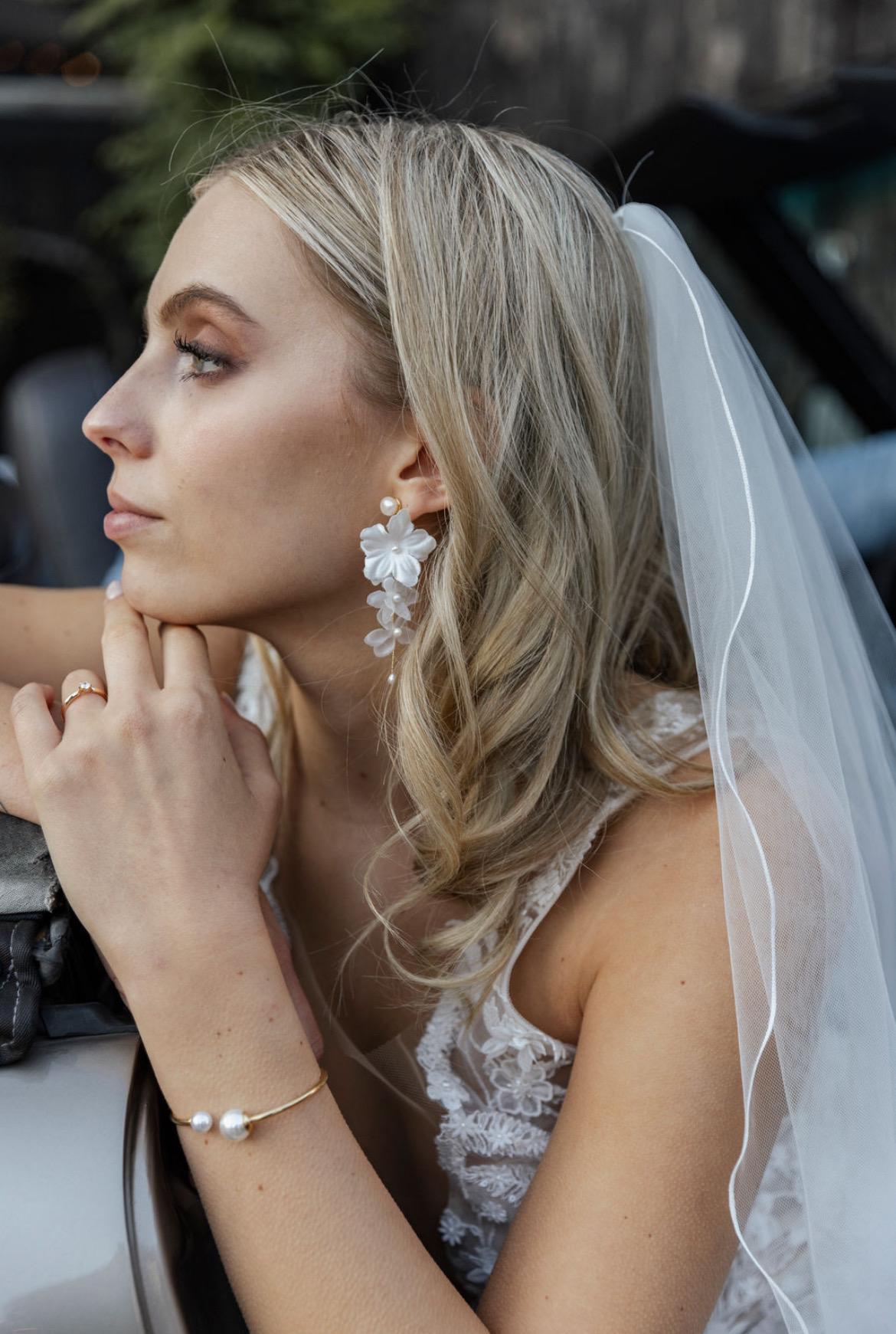 Florale Brautohrringe mit Seidenblüten & Süßwasserperlen – handgefertigt & vergoldet
