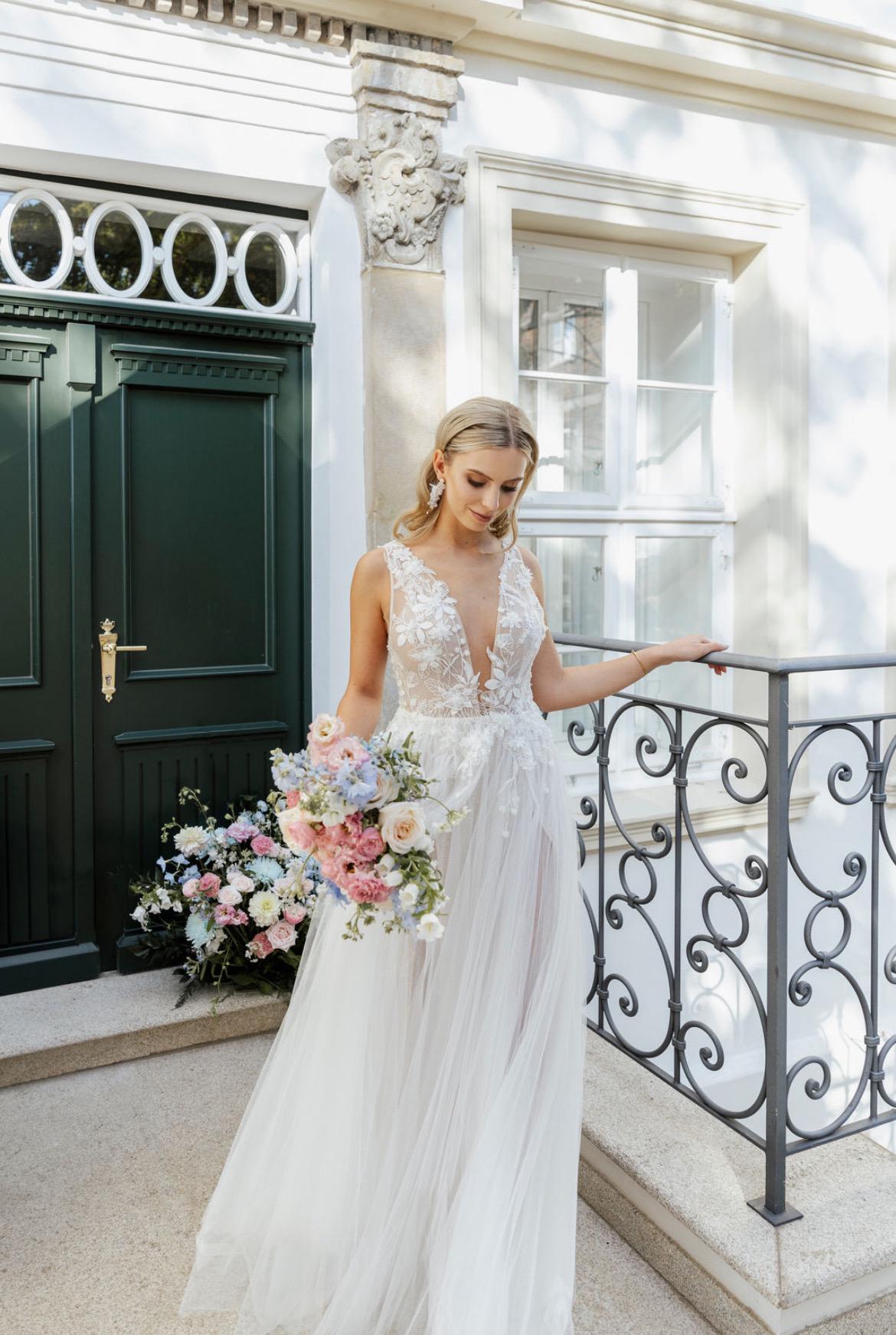 Florale Brautohrringe mit Seidenblüten & Süßwasserperlen – handgefertigt & vergoldet