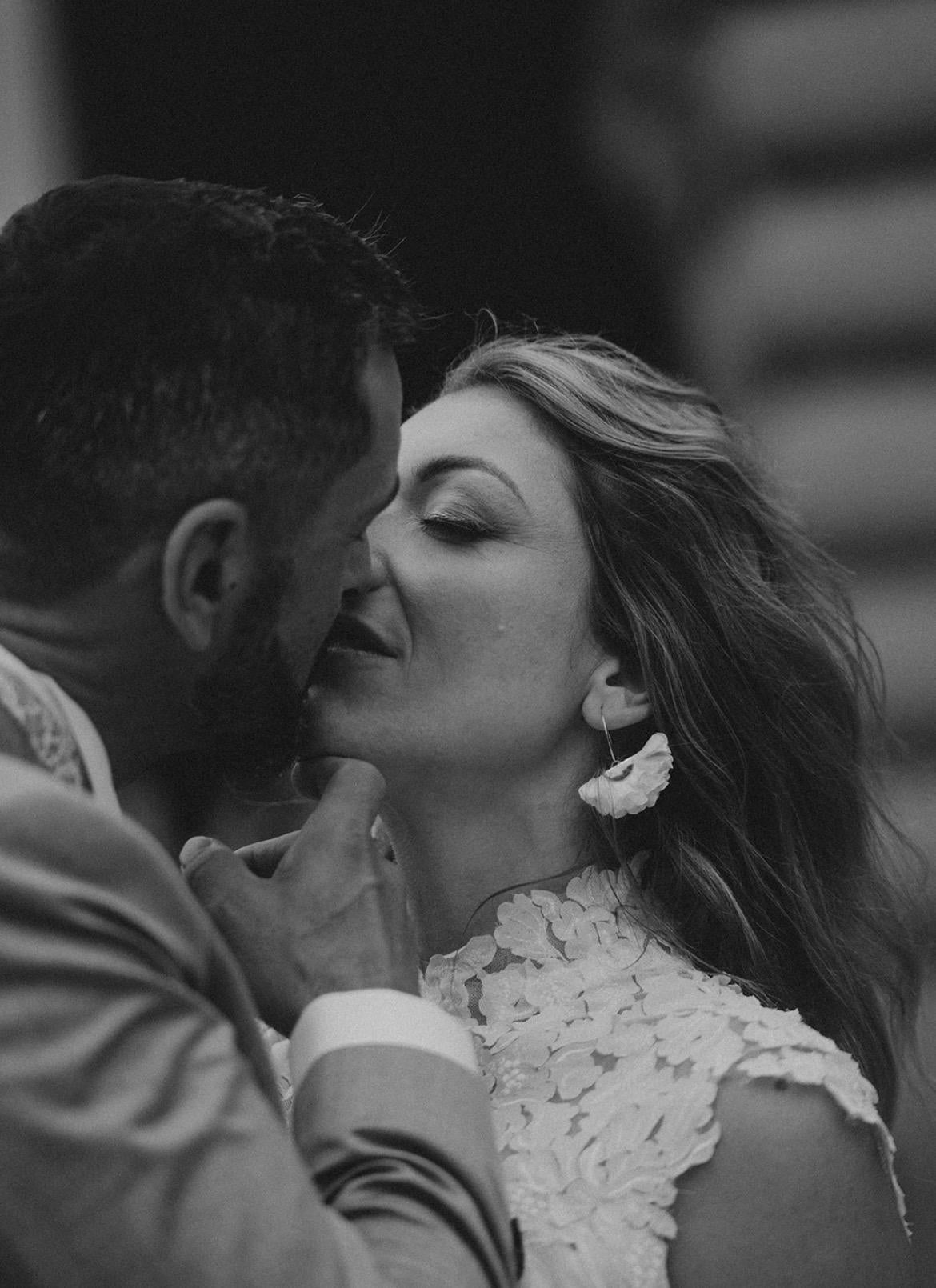 Florale Brautohrringe – Weiß & Gold | Handgefertigt & modern romantisch