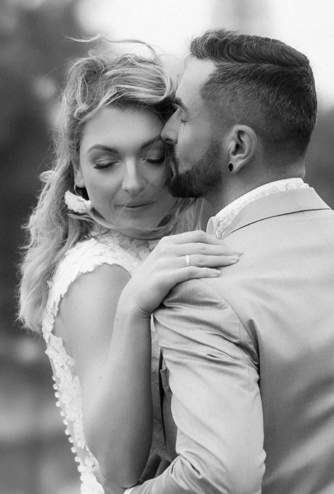 Florale Brautohrringe – Weiß & Gold | Handgefertigt & modern romantisch