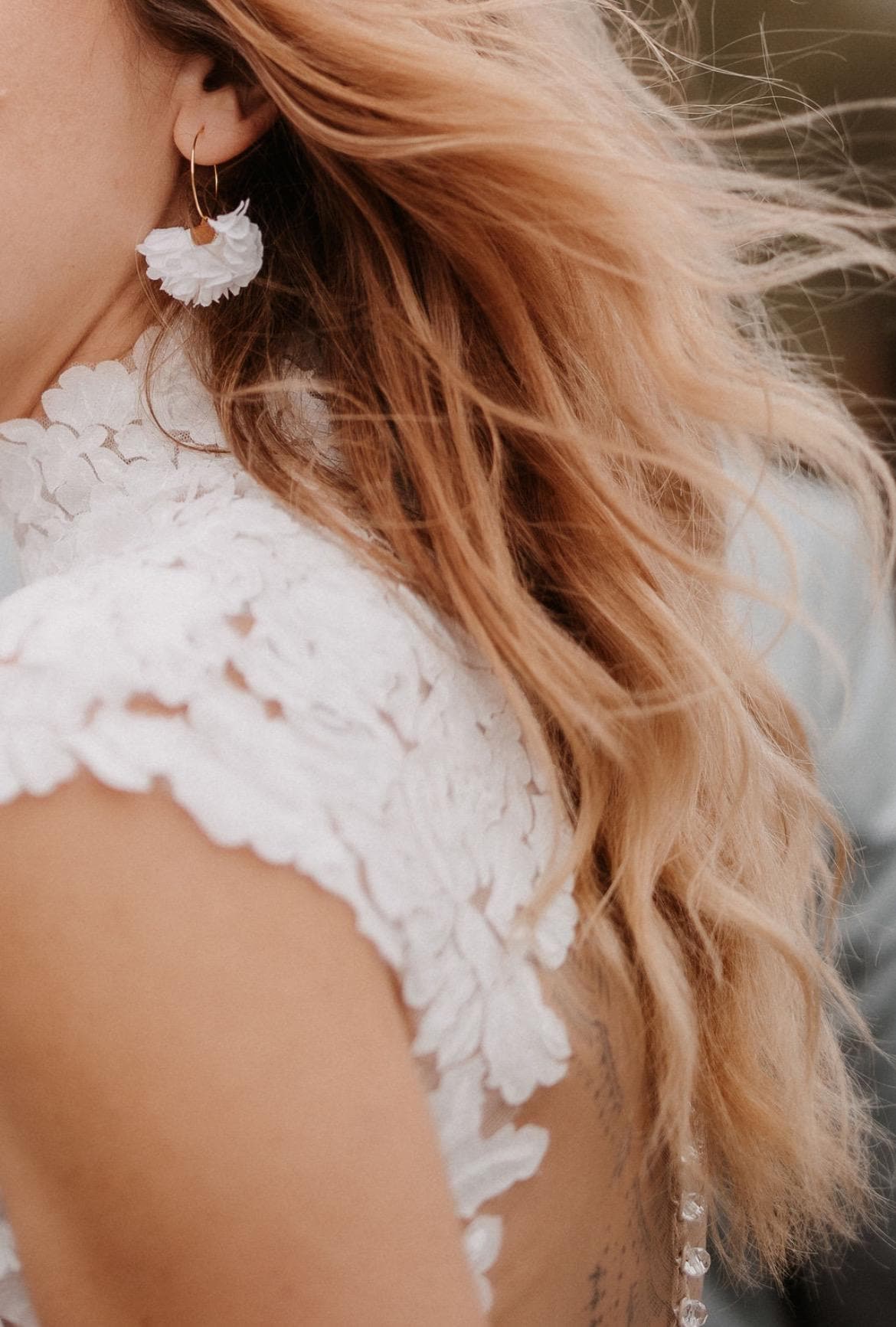 Florale Brautohrringe – Weiß & Gold | Handgefertigt & modern romantisch