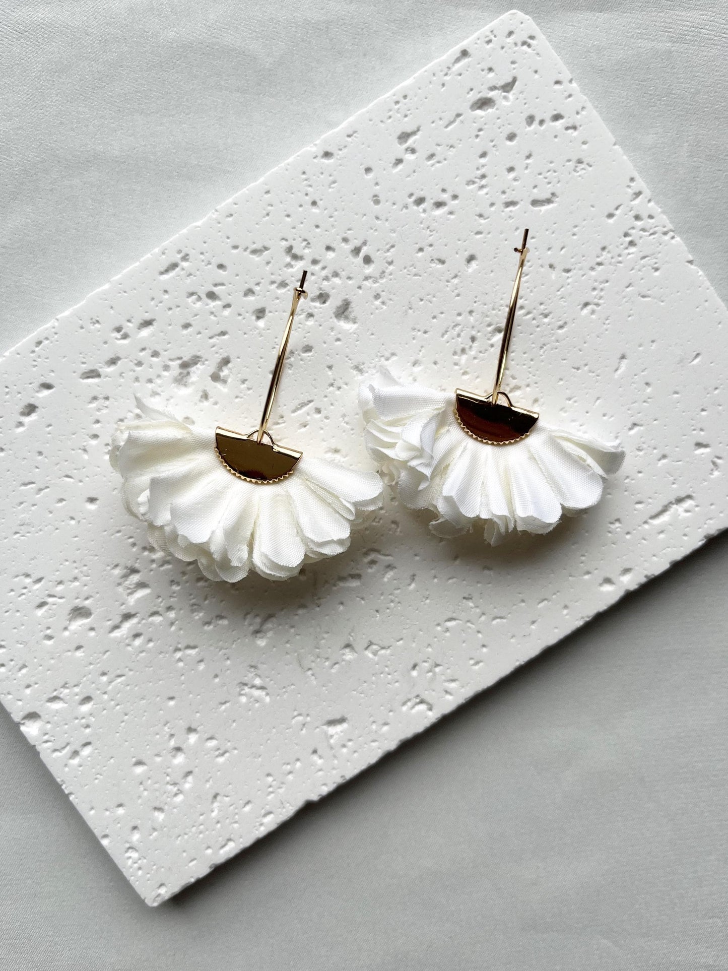 Florale Brautohrringe – Weiß & Gold | Handgefertigt & modern romantisch