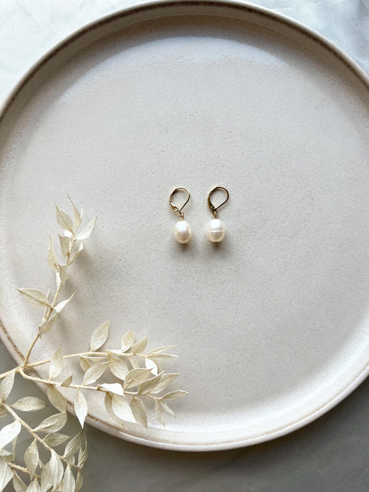 Kleine Perlencreolen mit Süßwasserperlen – Filigraner Brautschmuck in Gold, Silber oder Rosé