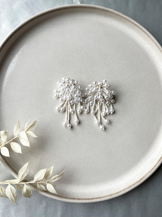 Statement Perlenohrringe für die Braut – Opulenter Brautschmuck mit Edelstahlstecker & Perlensträngen
