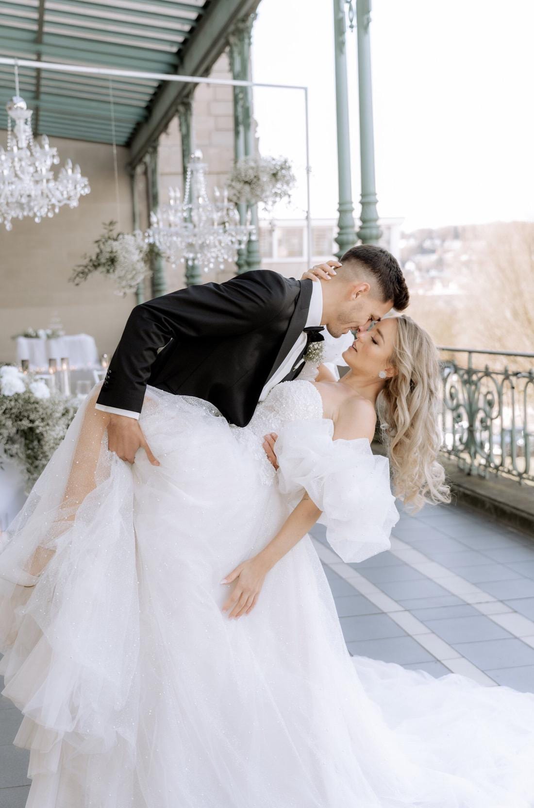 Runde weiße Ohrringe – elegante Glasperlen Ohrstecker aus Edelstahl