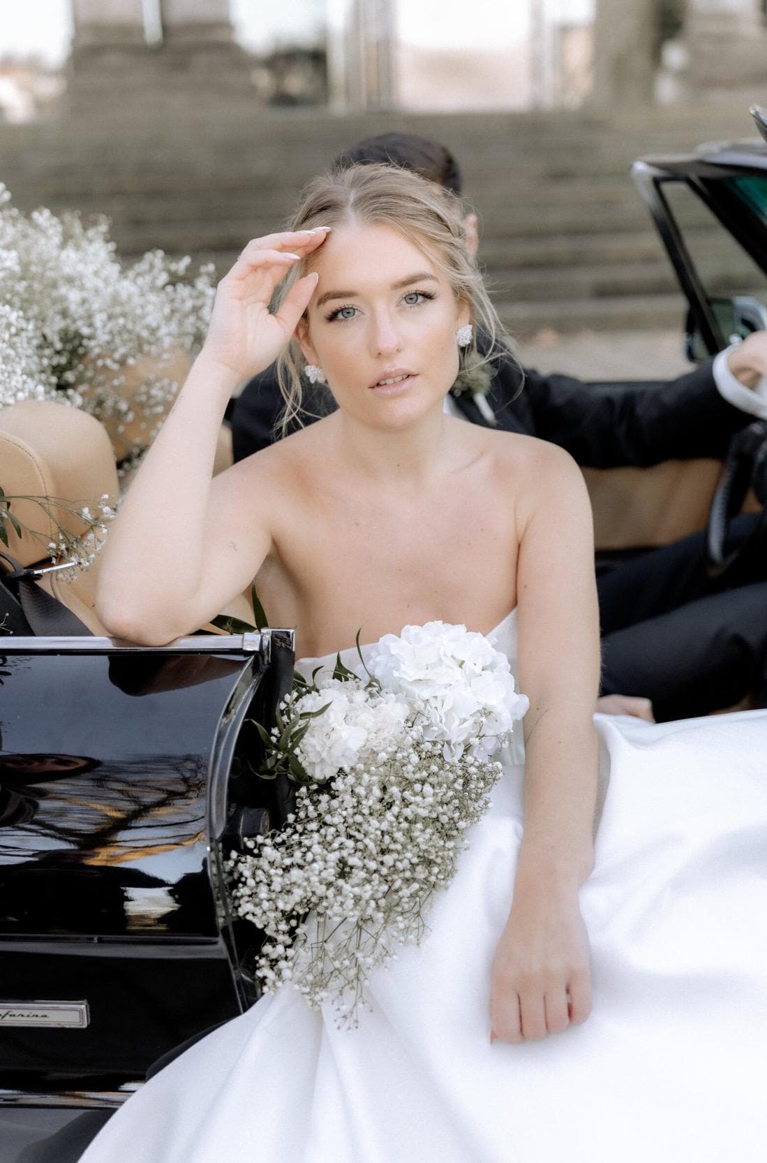 Runde weiße Ohrringe – elegante Glasperlen Ohrstecker aus Edelstahl