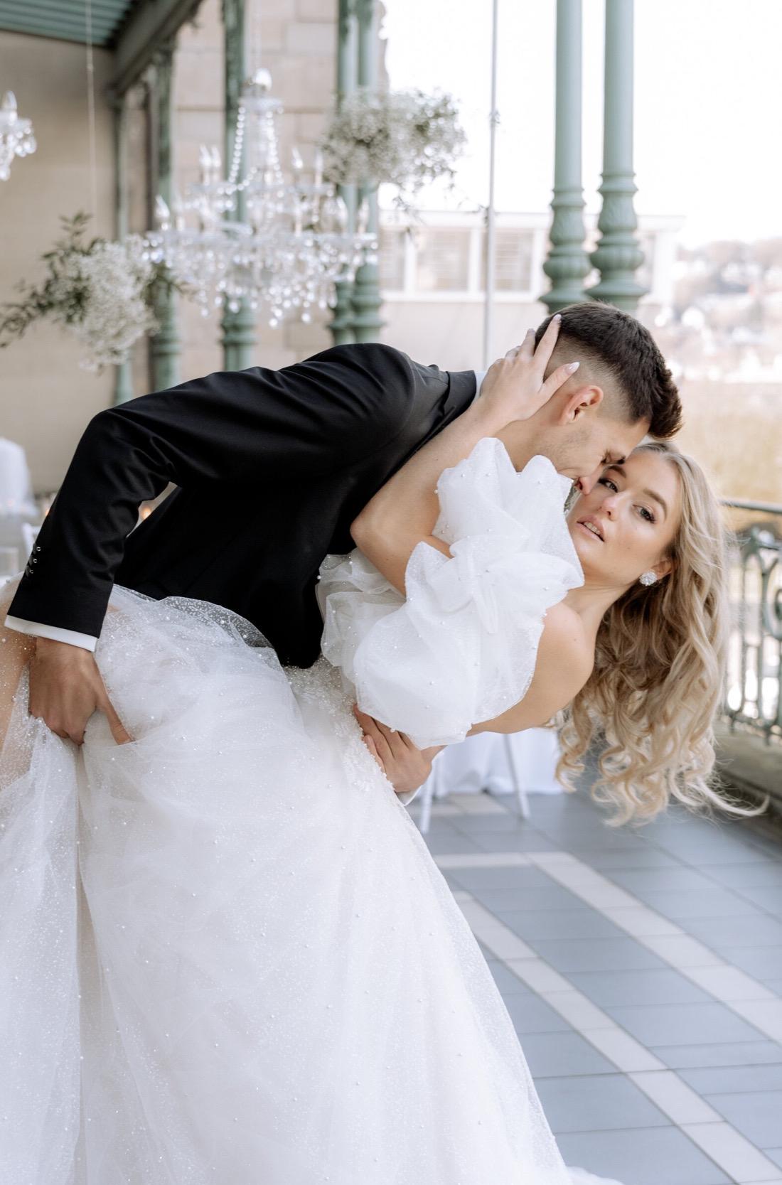 Runde weiße Ohrringe – elegante Glasperlen Ohrstecker aus Edelstahl