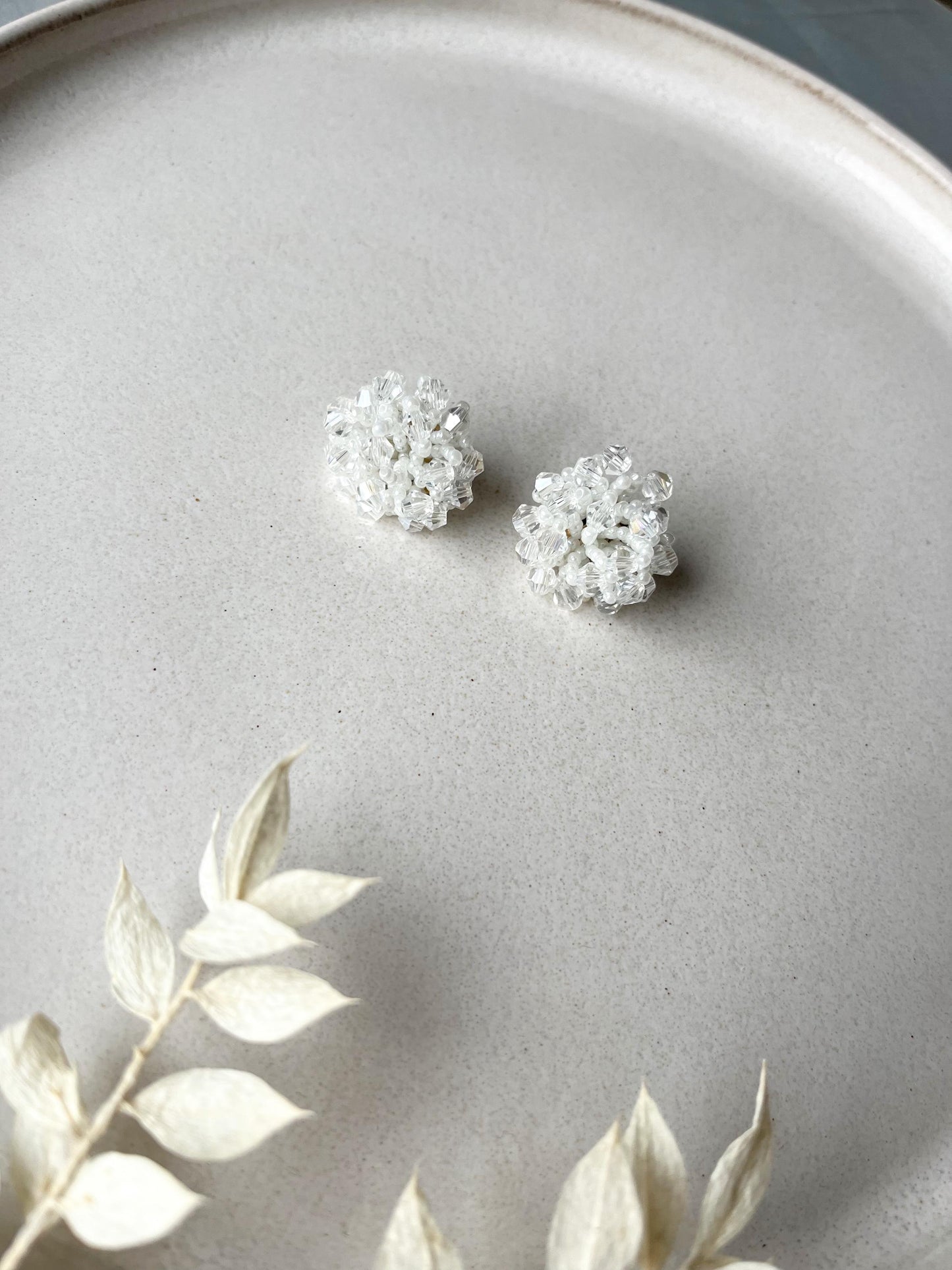 Runde weiße Ohrringe – elegante Glasperlen Ohrstecker aus Edelstahl