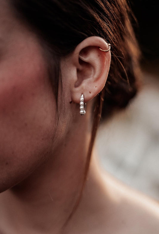 Kleine Perlenohrringe für jeden Tag – Edelstahl Creolen mit feinen Perlen in Gold oder Silber | Zeitloser Schmuck für Alltag & Anlass