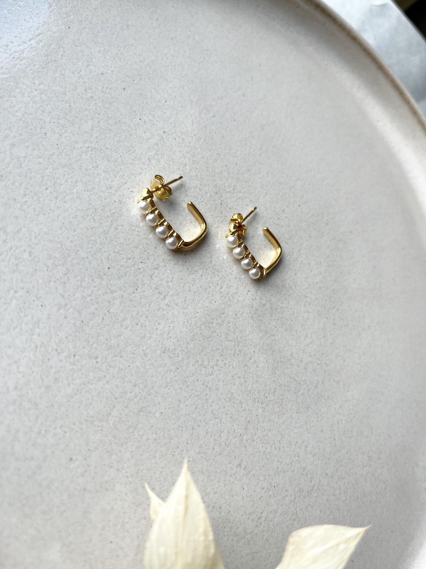 Kleine Perlenohrringe für jeden Tag – Edelstahl Creolen mit feinen Perlen in Gold oder Silber | Zeitloser Schmuck für Alltag & Anlass