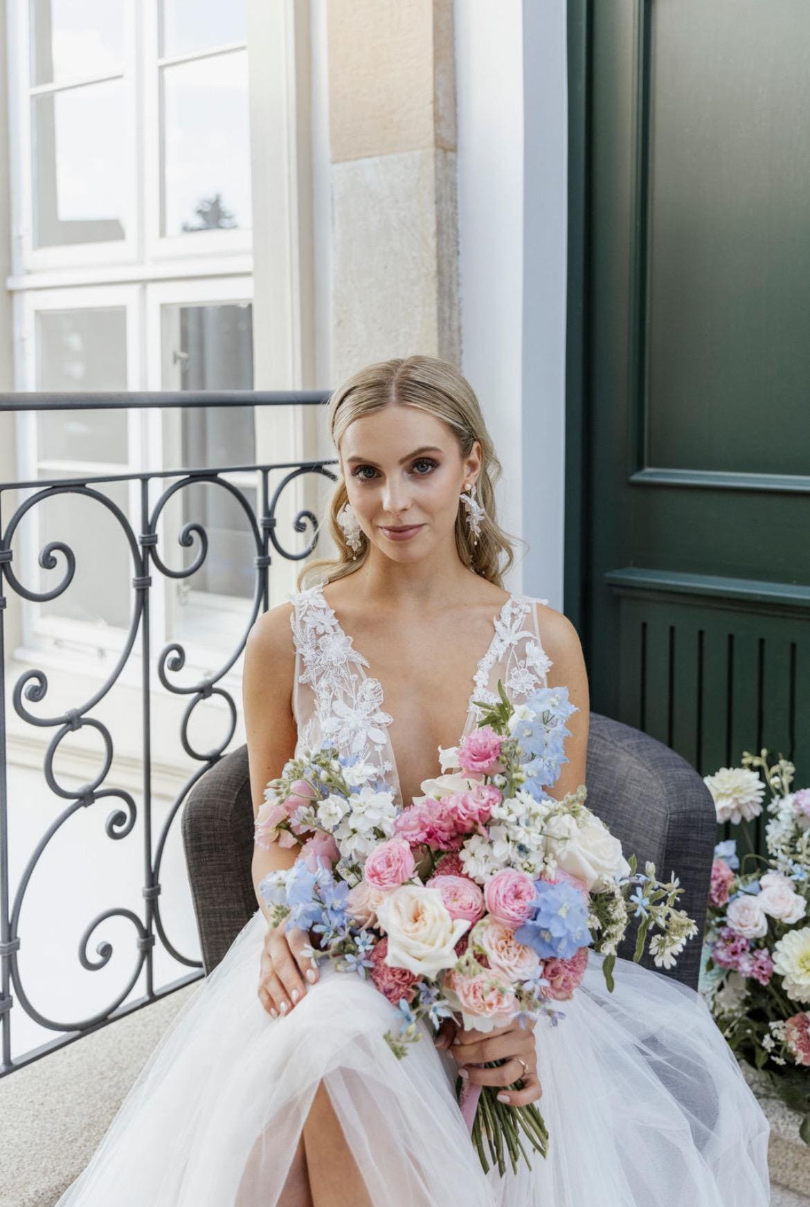 Florale Brautohrringe mit Seidenblüten & Süßwasserperlen – handgefertigt & vergoldet