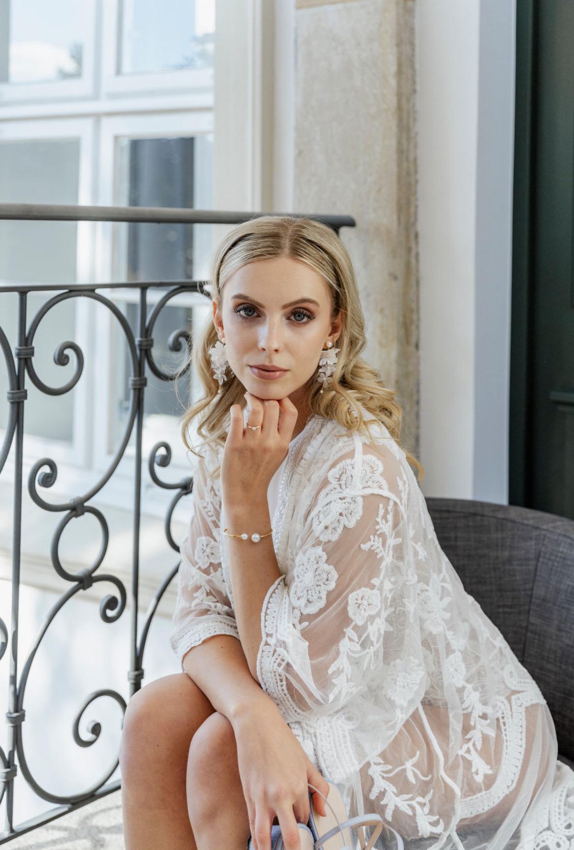 Florale Brautohrringe mit Seidenblüten & Süßwasserperlen – handgefertigt & vergoldet