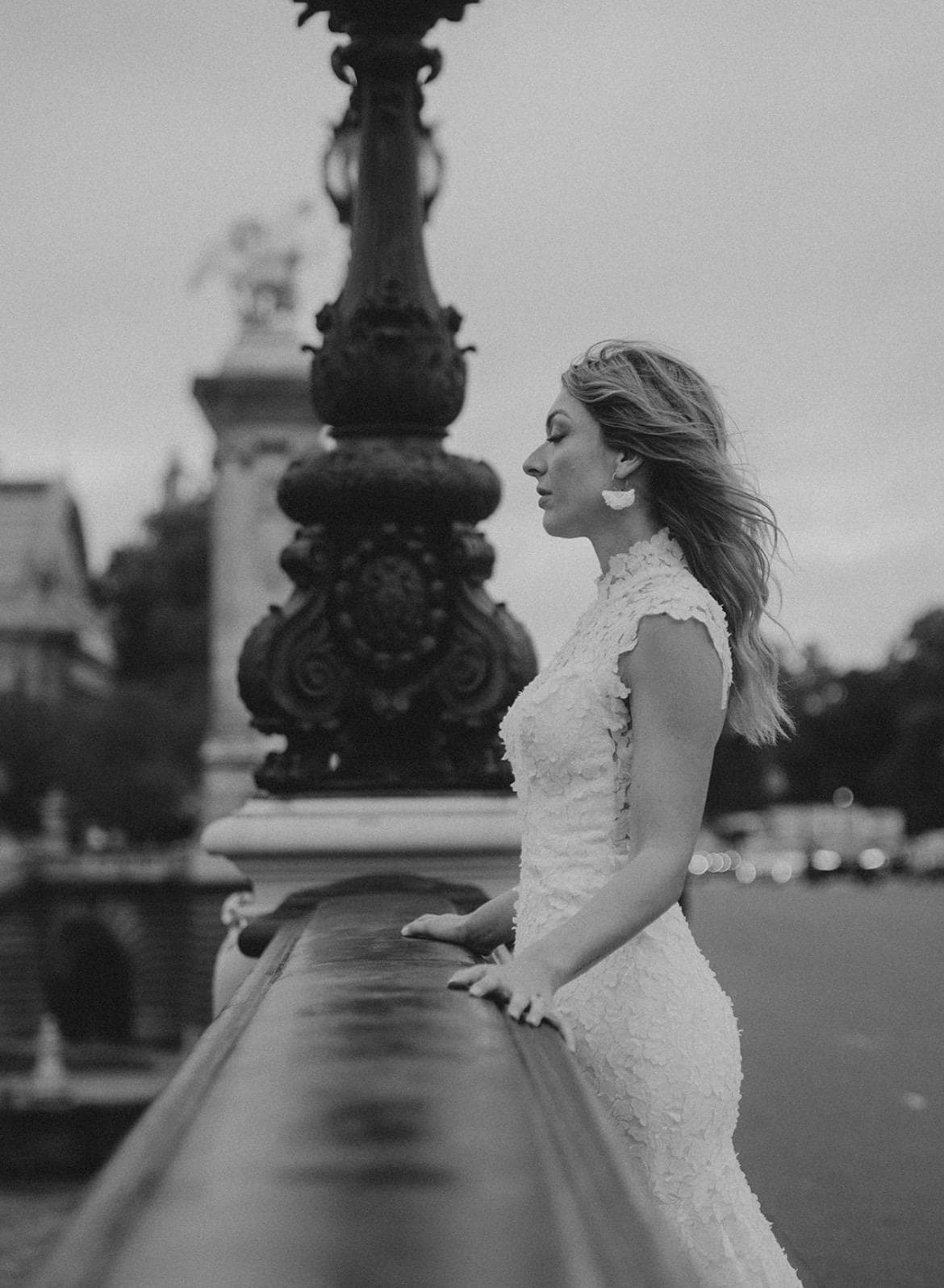 Florale Brautohrringe – Weiß & Gold | Handgefertigt & modern romantisch