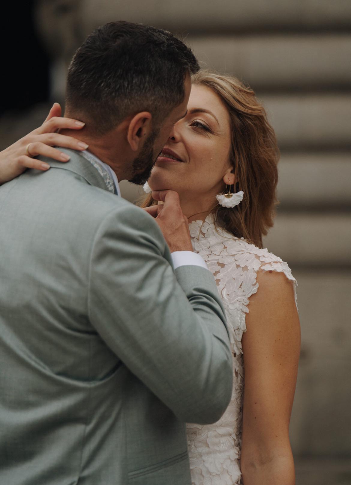 Florale Brautohrringe – Weiß & Gold | Handgefertigt & modern romantisch