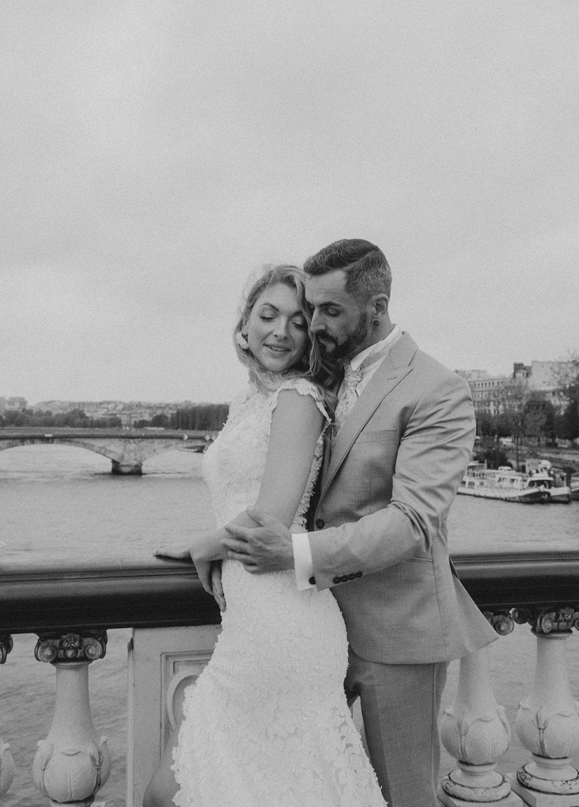 Florale Brautohrringe – Weiß & Gold | Handgefertigt & modern romantisch