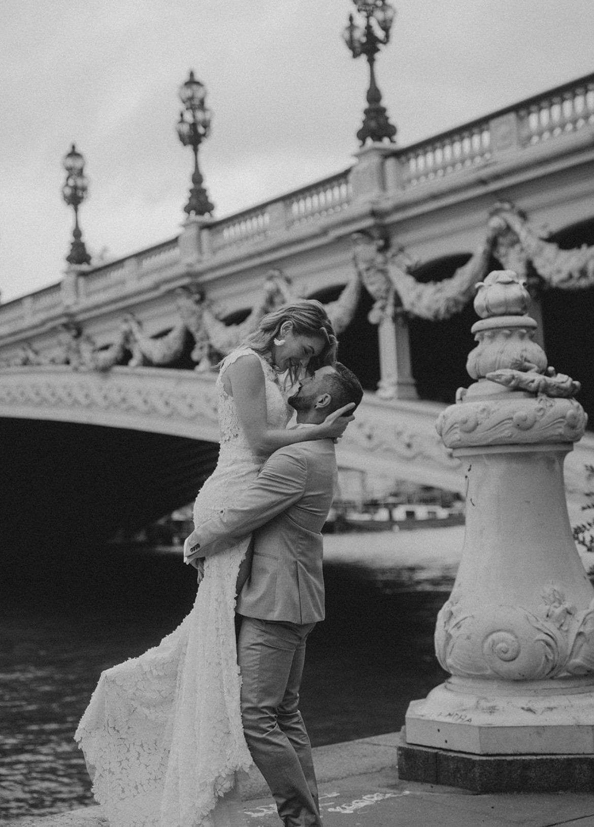 Florale Brautohrringe – Weiß & Gold | Handgefertigt & modern romantisch