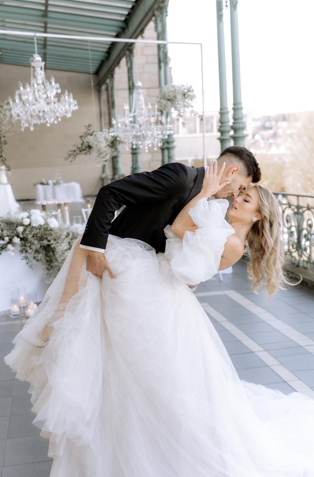 Runde weiße Ohrringe – elegante Glasperlen Ohrstecker aus Edelstahl