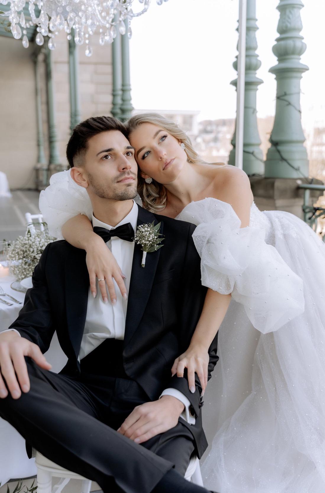 Runde weiße Ohrringe – elegante Glasperlen Ohrstecker aus Edelstahl