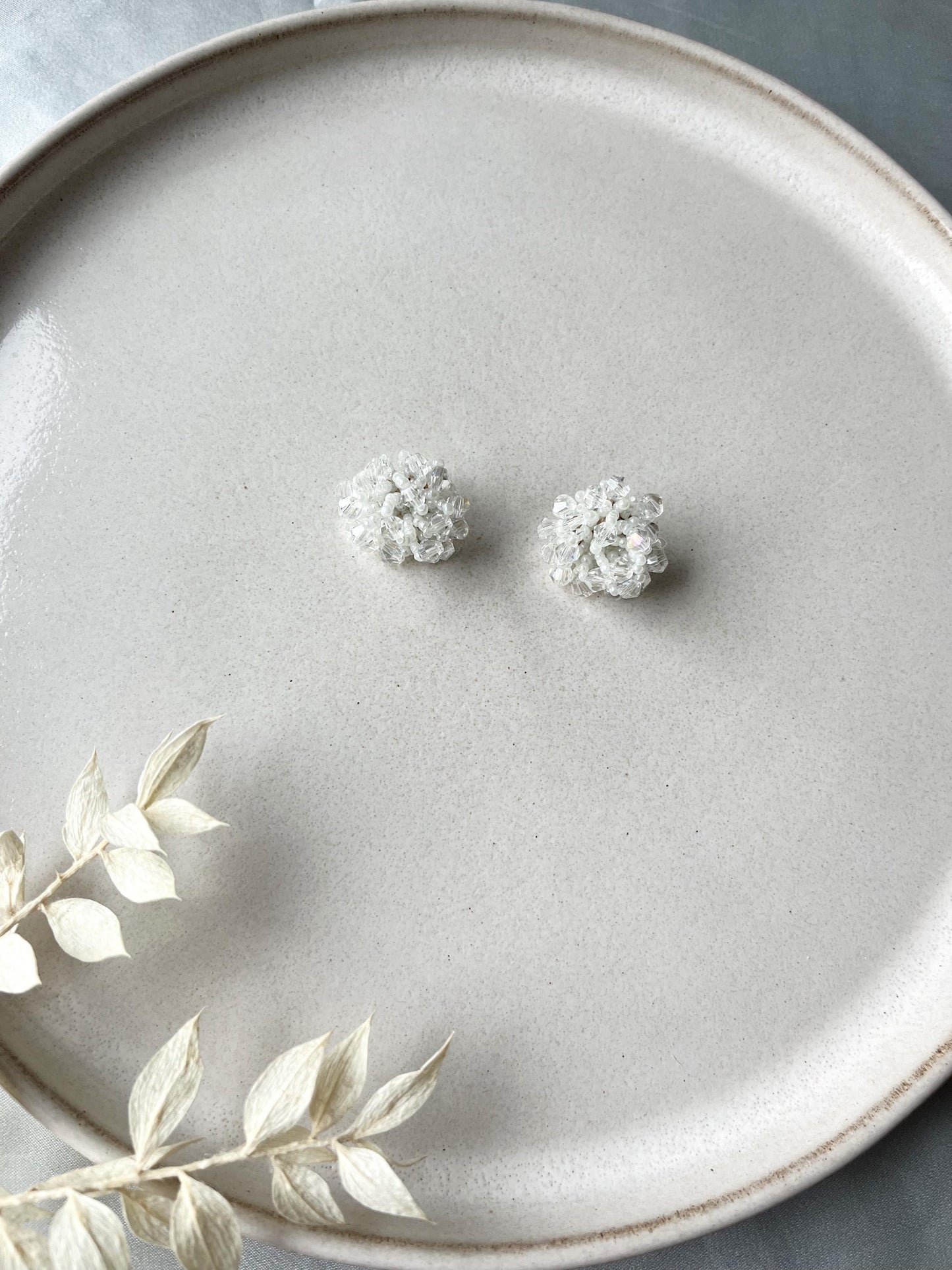 Runde weiße Ohrringe – elegante Glasperlen Ohrstecker aus Edelstahl