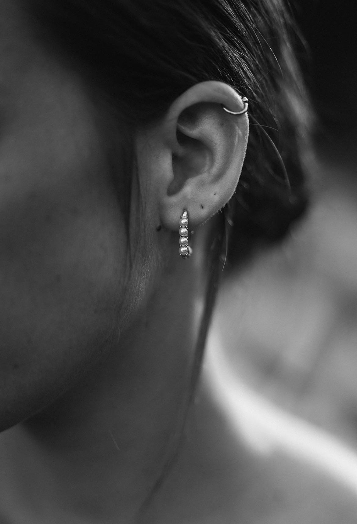 Kleine Perlenohrringe für jeden Tag – Edelstahl Creolen mit feinen Perlen in Gold oder Silber | Zeitloser Schmuck für Alltag & Anlass