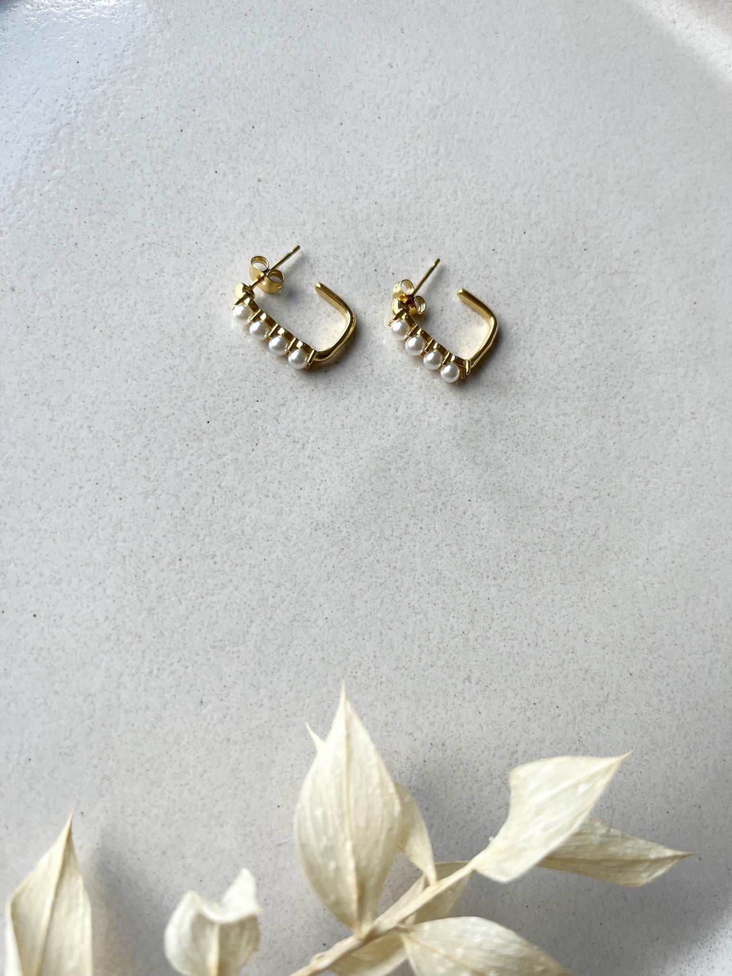 Kleine Perlenohrringe für jeden Tag – Edelstahl Creolen mit feinen Perlen in Gold oder Silber | Zeitloser Schmuck für Alltag & Anlass