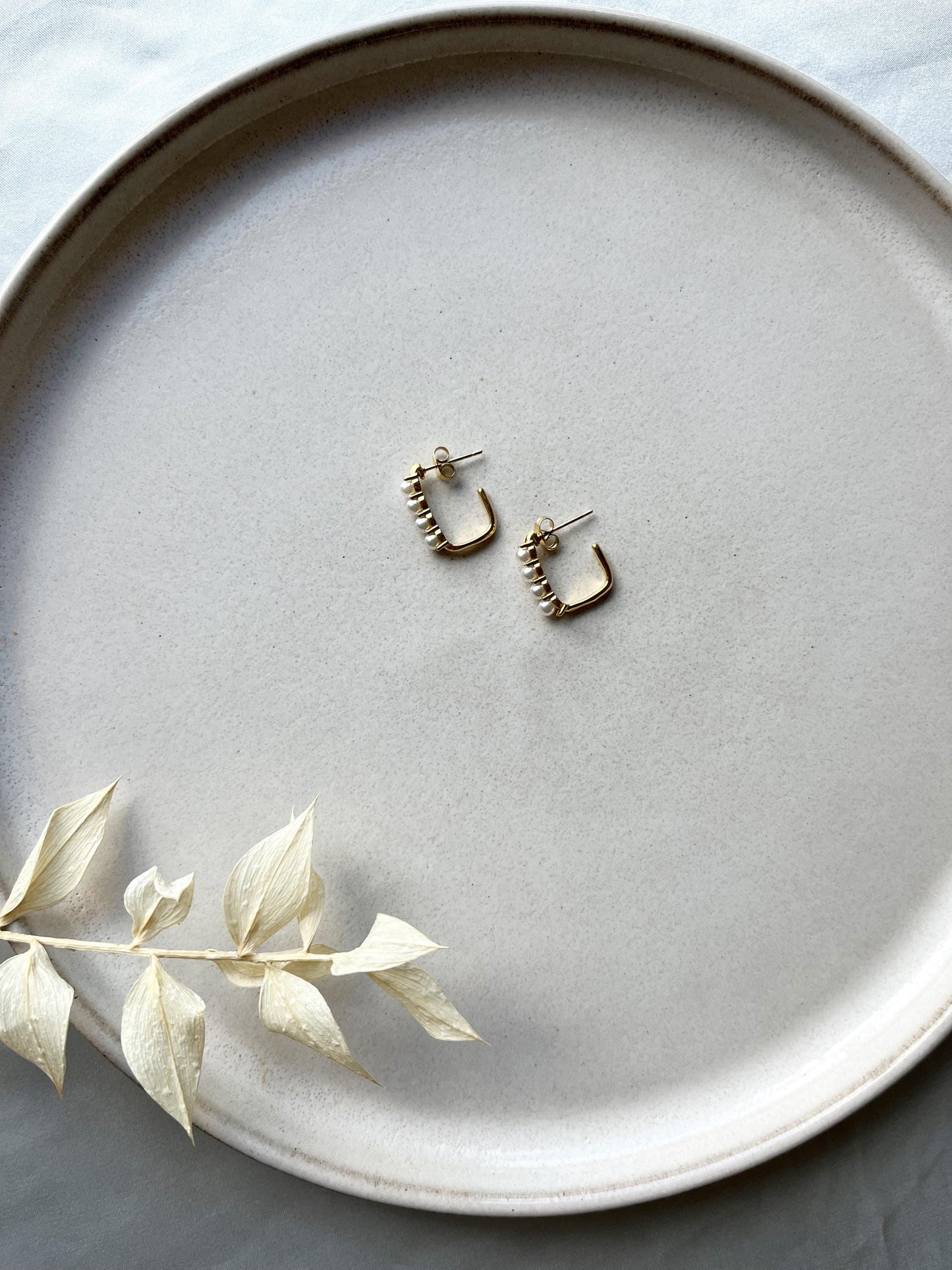 Kleine Perlenohrringe für jeden Tag – Edelstahl Creolen mit feinen Perlen in Gold oder Silber | Zeitloser Schmuck für Alltag & Anlass