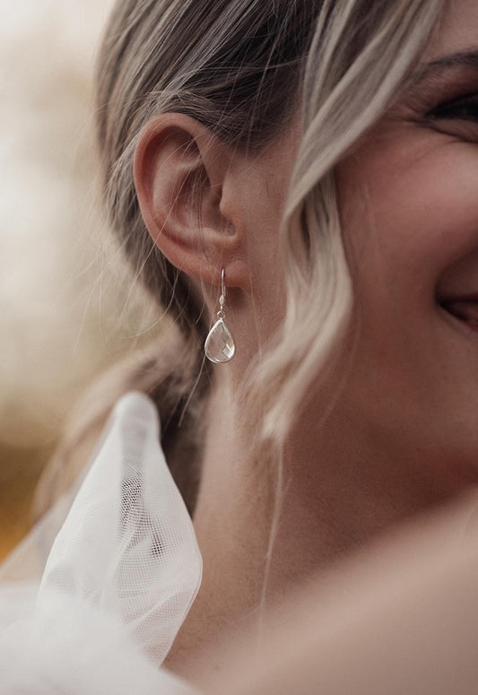 Kleine Tropfenohrringe für die Braut – Zarter Brautschmuck mit Glastropfen in Gold oder Silber