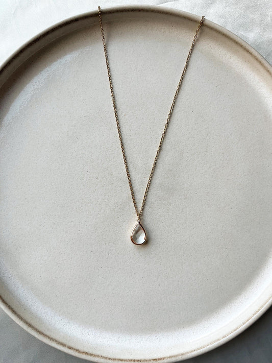Schlichte Tropfen-Halskette für die Braut – Feiner Brautschmuck in Gold oder Silber