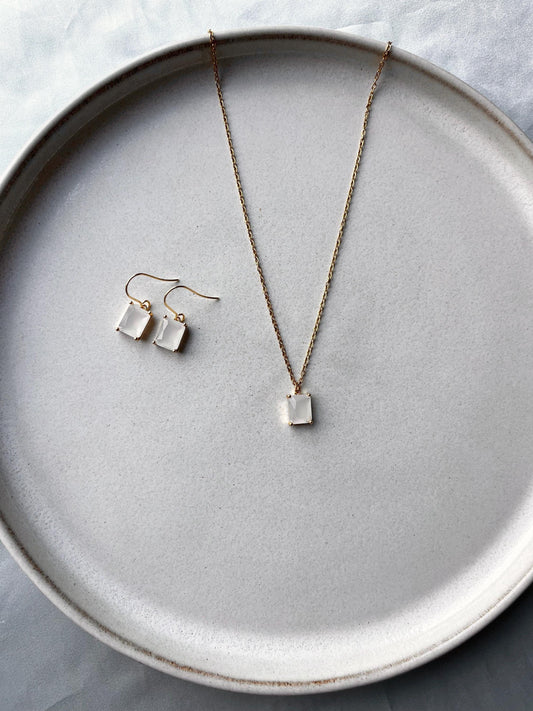 Filigranes Brautschmuckset in Gold – Rechteckige Glasanhänger in Cremeweiß