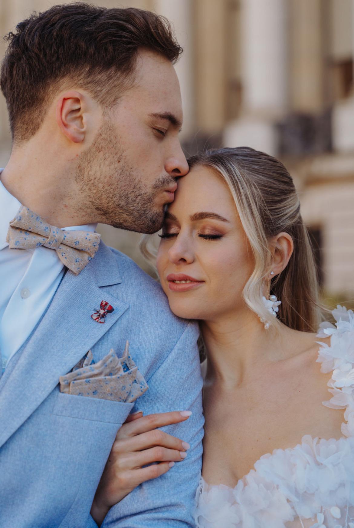 Florale Brautohrringe mit weißen Keramikblüten & Perlen – Handgefertigt mit Edelstahl-Ohrhaken