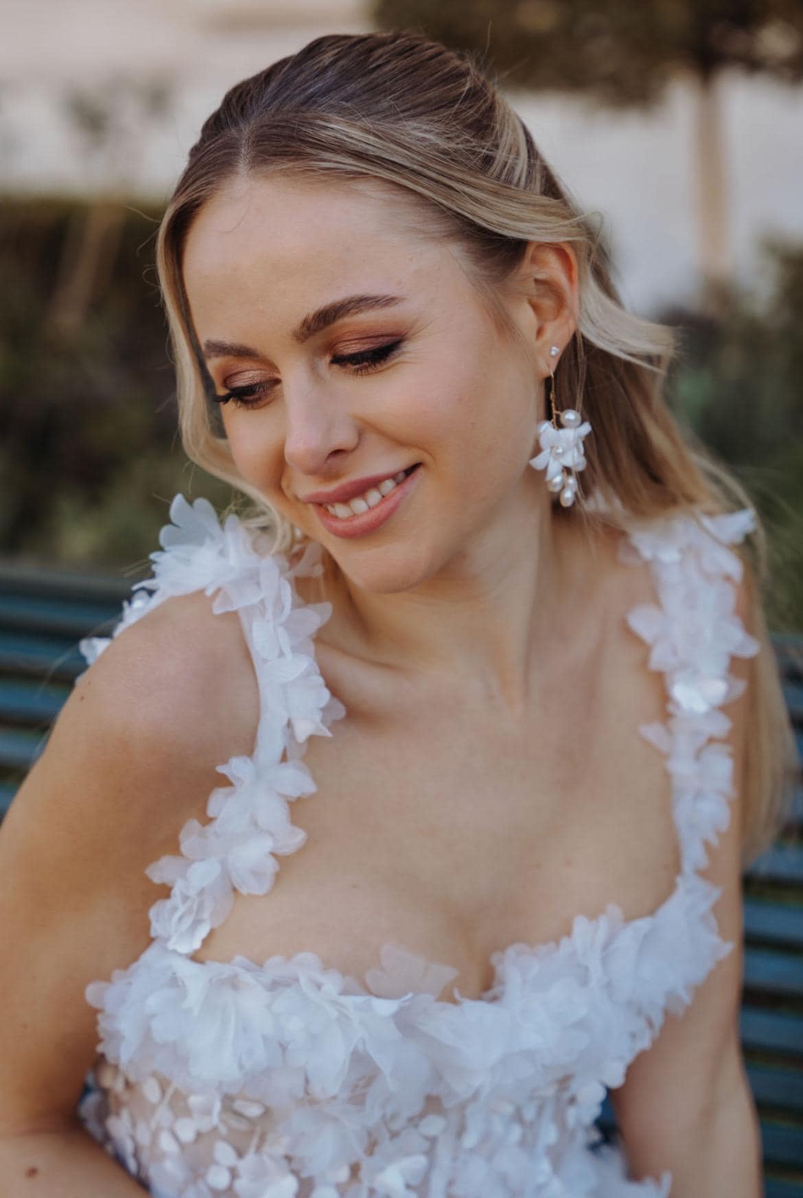 Florale Brautohrringe mit weißen Keramikblüten & Perlen – Handgefertigt mit Edelstahl-Ohrhaken